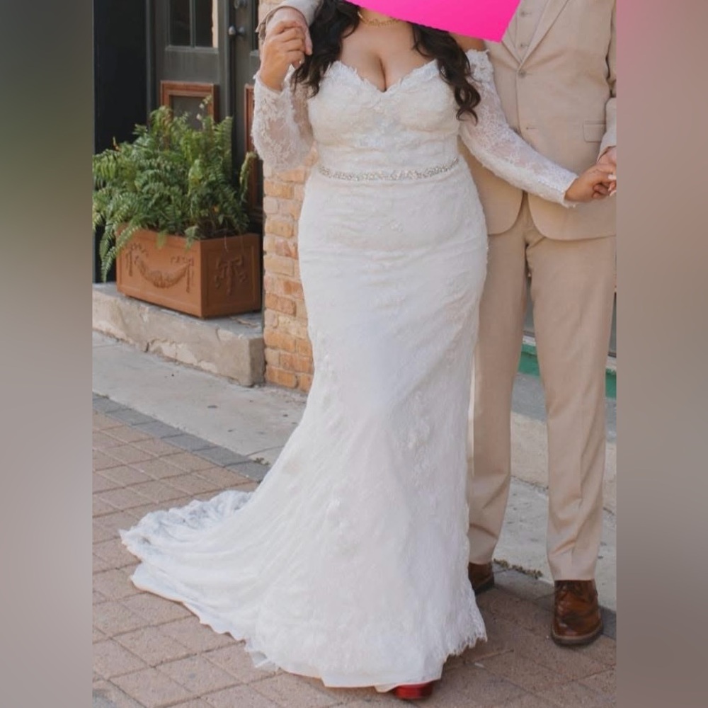 Beautiful White Lace Bridal Gown with Veil